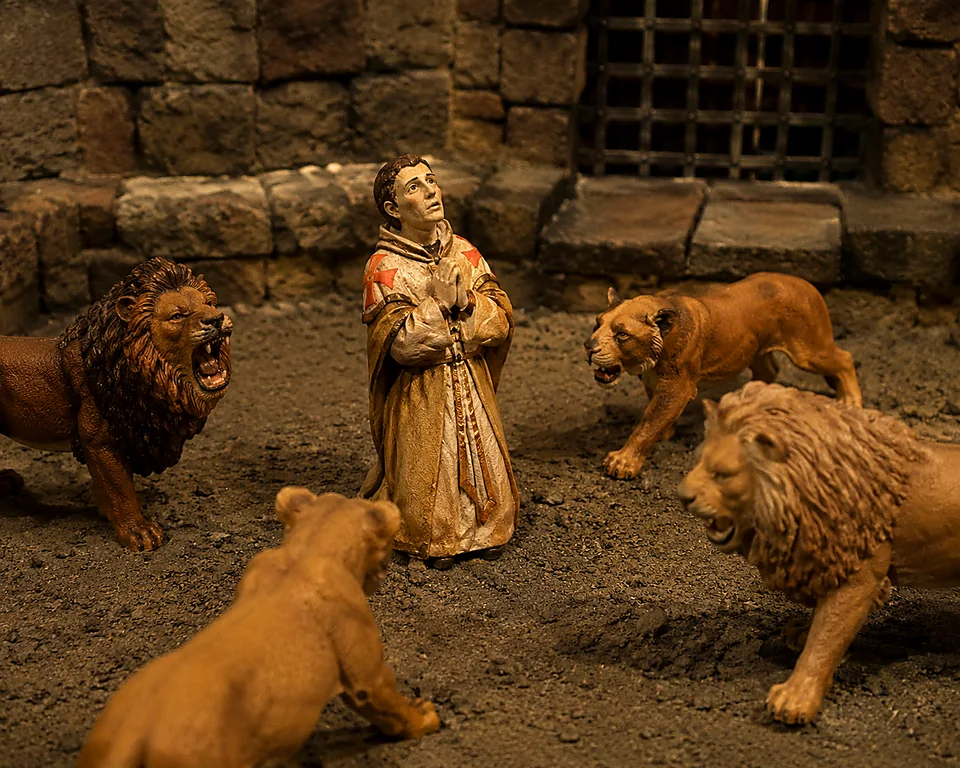 Diorama biblico di Daniele nella fossa dei leoni con figure modellate a mano