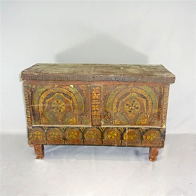 Scrigno in legno decorato a mano con motivi geometrici e dorature in stile antico