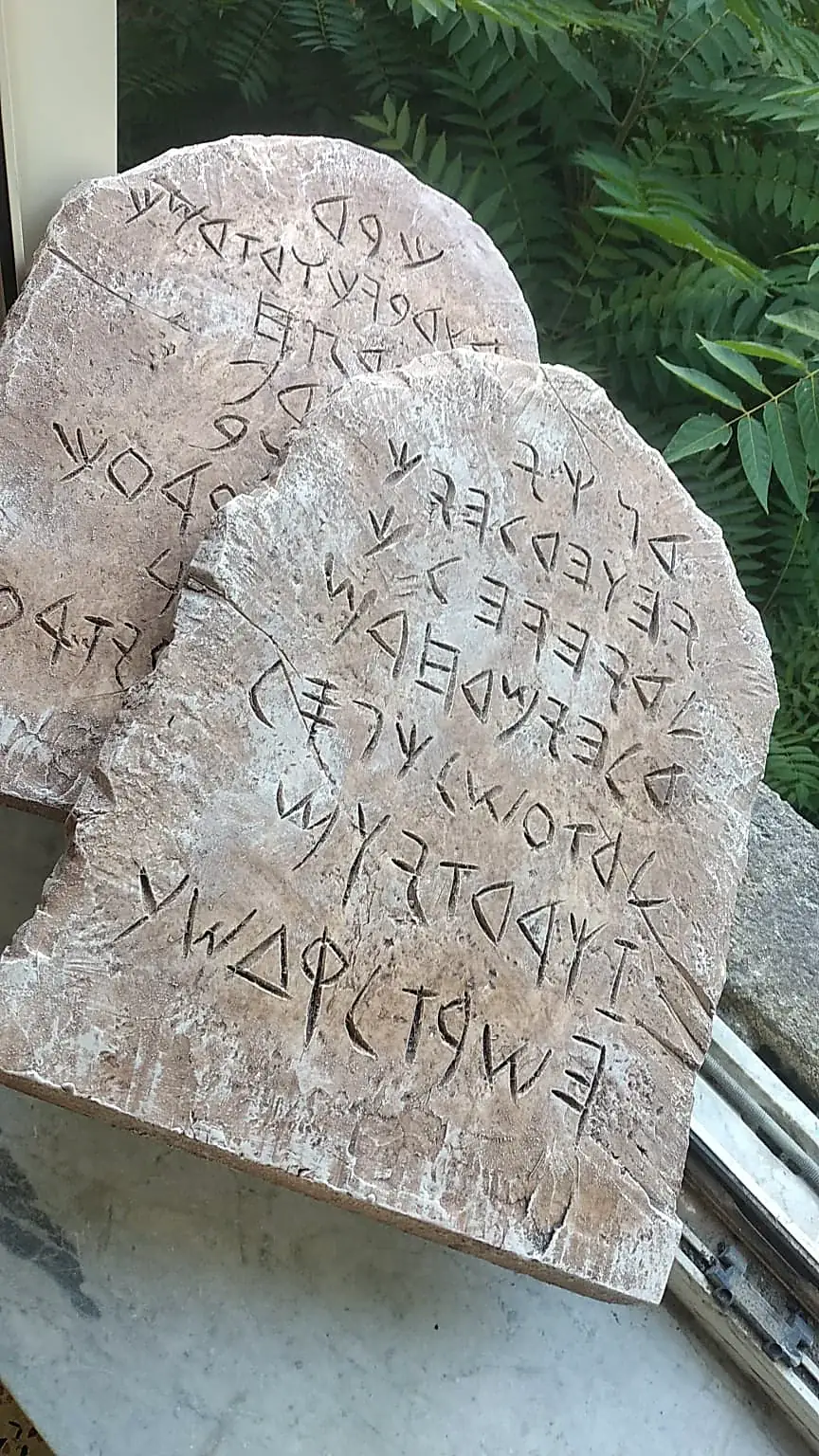 Dettaglio ravvicinato dell'incisione su una tavola di pietra riprodotta a mano